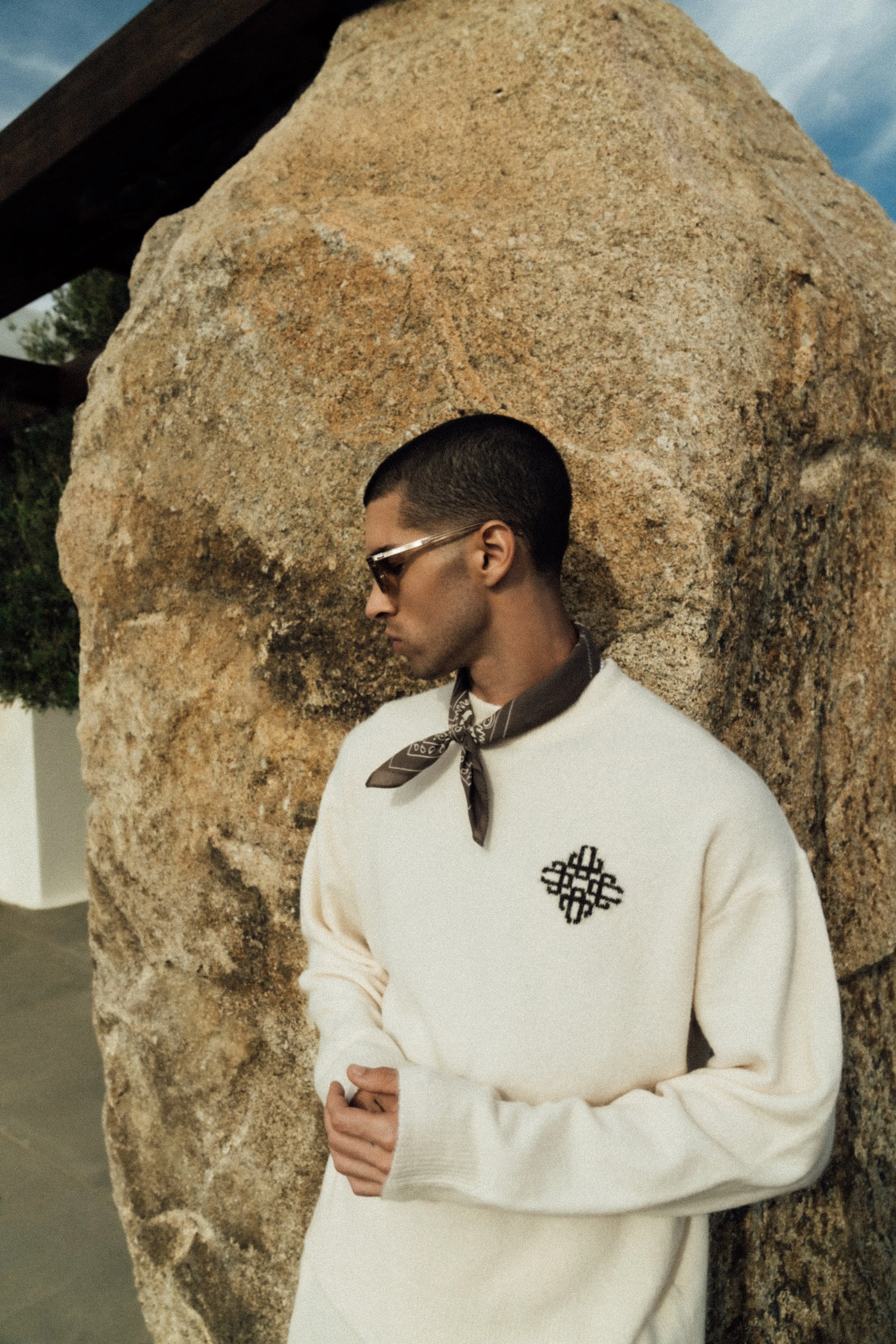 LIGHTWEIGHT FLUFFY KNIT EMBLEM SHORTS - OFF WHITE